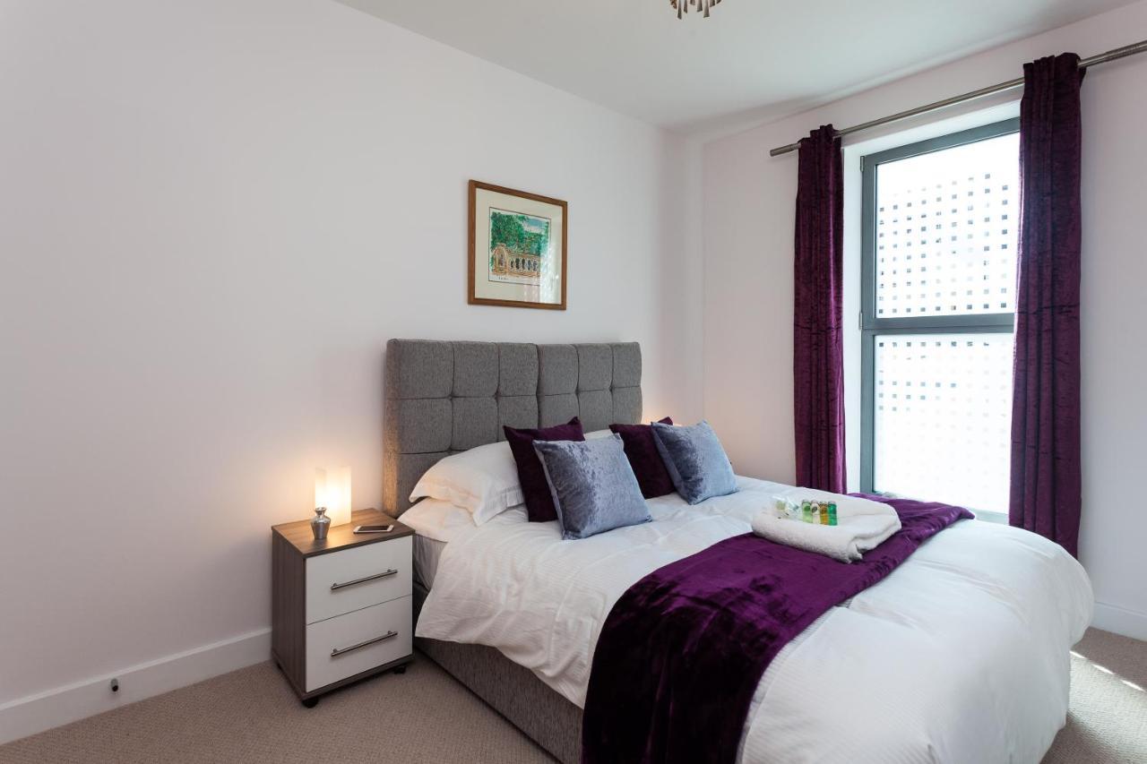 Self-Contained Town Centre One Bedroom Apartments By Helmswood Serviced Apartments Redhill  Exterior photo