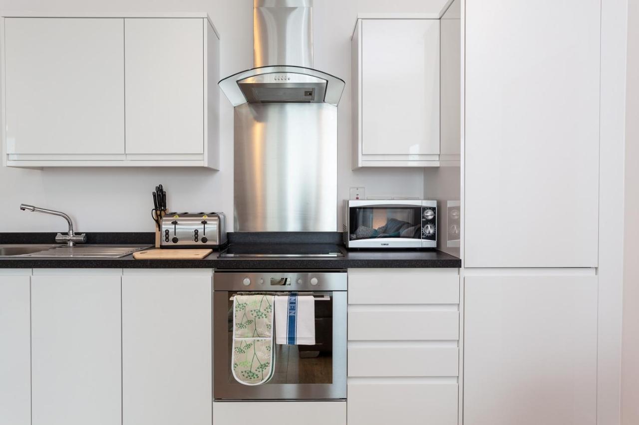 Self-Contained Town Centre One Bedroom Apartments By Helmswood Serviced Apartments Redhill  Exterior photo