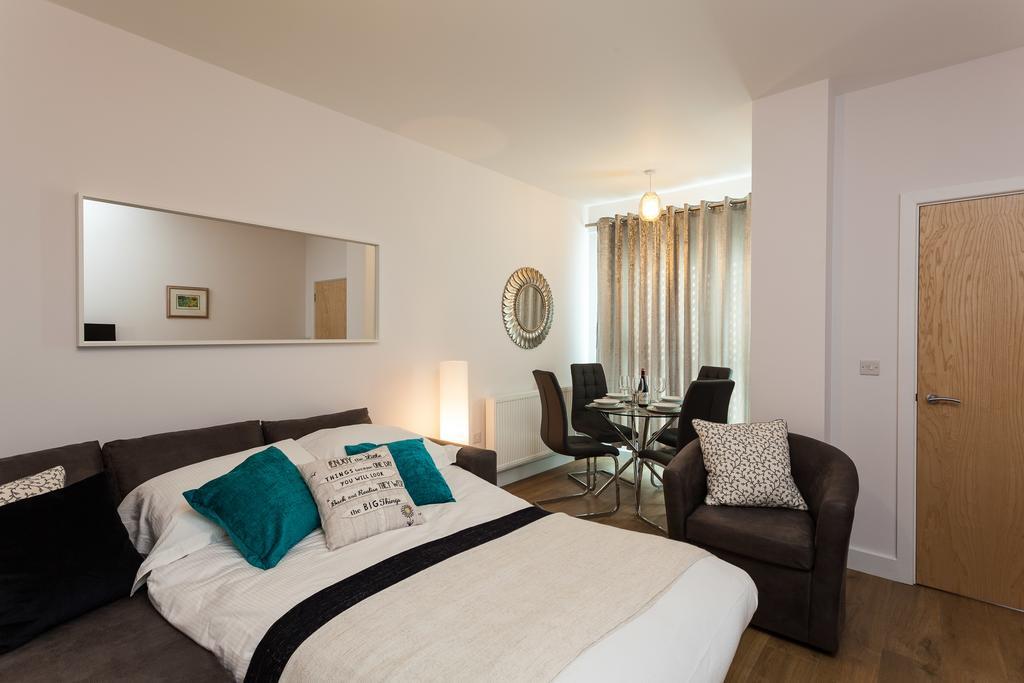 Self-Contained Town Centre One Bedroom Apartments By Helmswood Serviced Apartments Redhill  Exterior photo