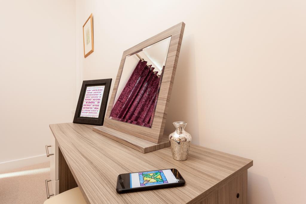 Self-Contained Town Centre One Bedroom Apartments By Helmswood Serviced Apartments Redhill  Exterior photo