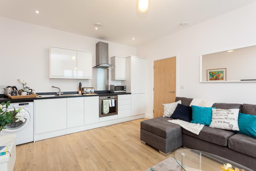 Self-Contained Town Centre One Bedroom Apartments By Helmswood Serviced Apartments Redhill  Exterior photo