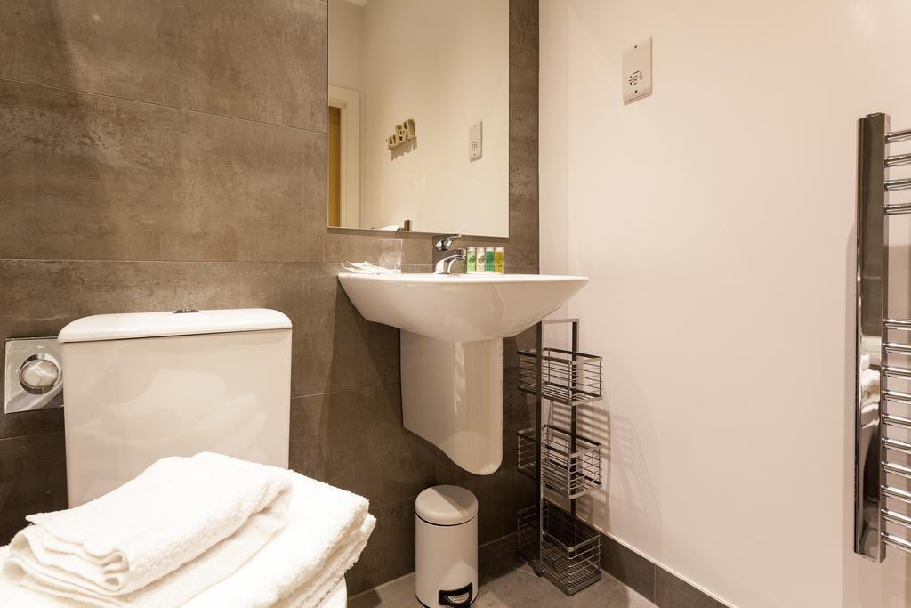 Self-Contained Town Centre One Bedroom Apartments By Helmswood Serviced Apartments Redhill  Exterior photo