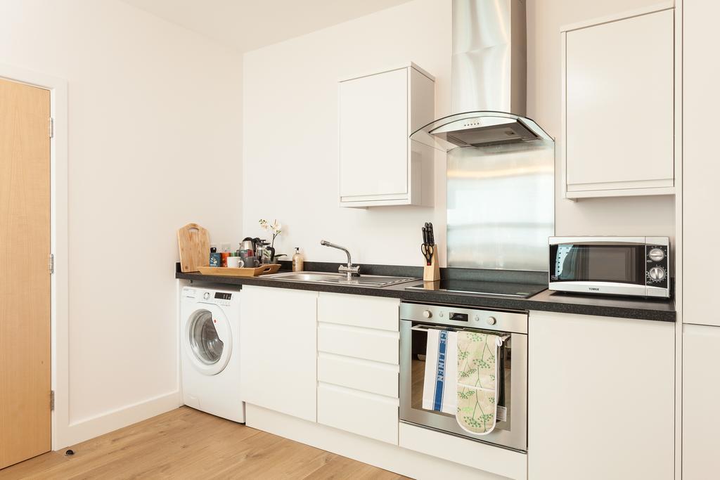 Self-Contained Town Centre One Bedroom Apartments By Helmswood Serviced Apartments Redhill  Exterior photo