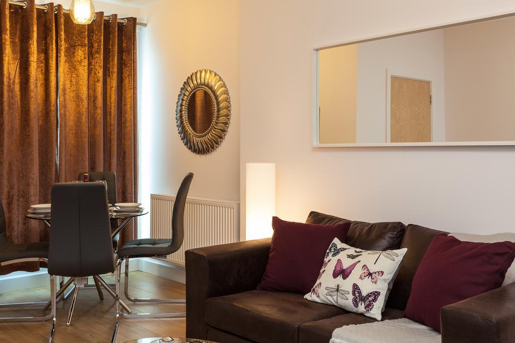Self-Contained Town Centre One Bedroom Apartments By Helmswood Serviced Apartments Redhill  Exterior photo