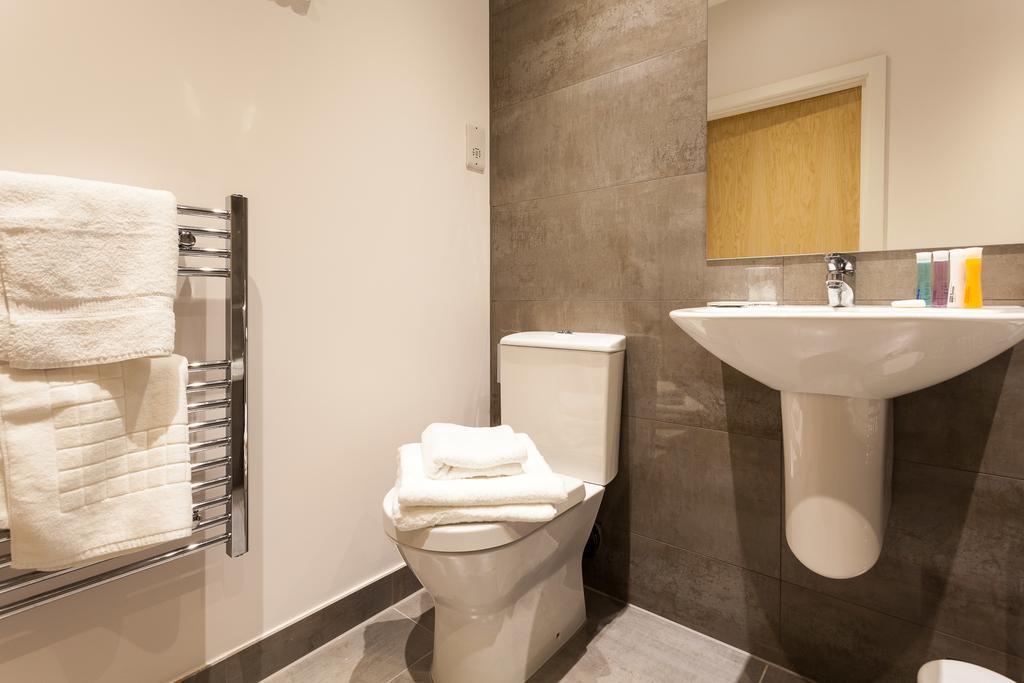 Self-Contained Town Centre One Bedroom Apartments By Helmswood Serviced Apartments Redhill  Exterior photo