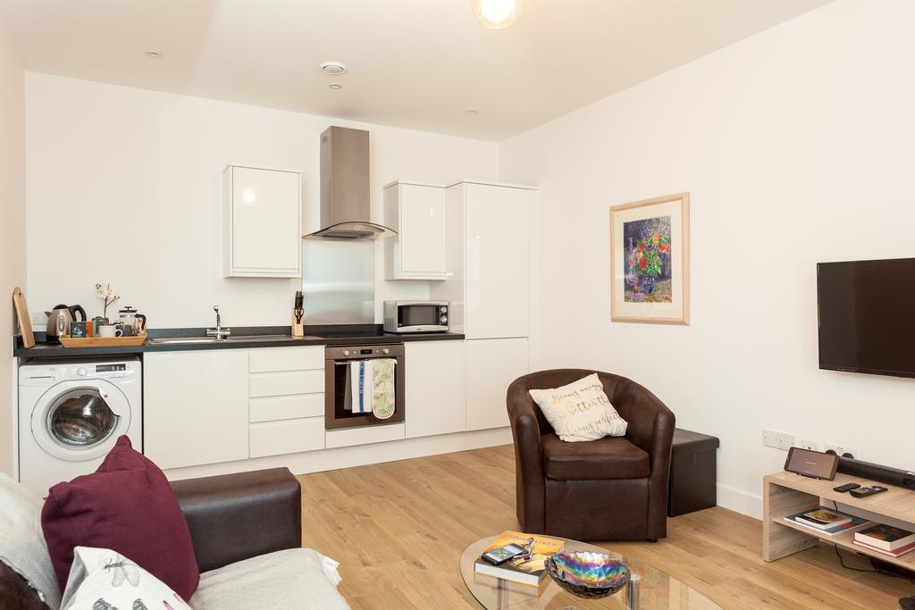 Self-Contained Town Centre One Bedroom Apartments By Helmswood Serviced Apartments Redhill  Exterior photo