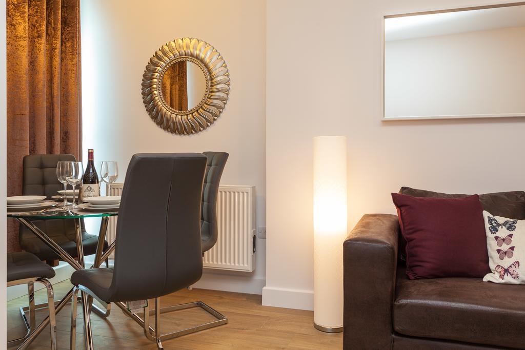 Self-Contained Town Centre One Bedroom Apartments By Helmswood Serviced Apartments Redhill  Exterior photo