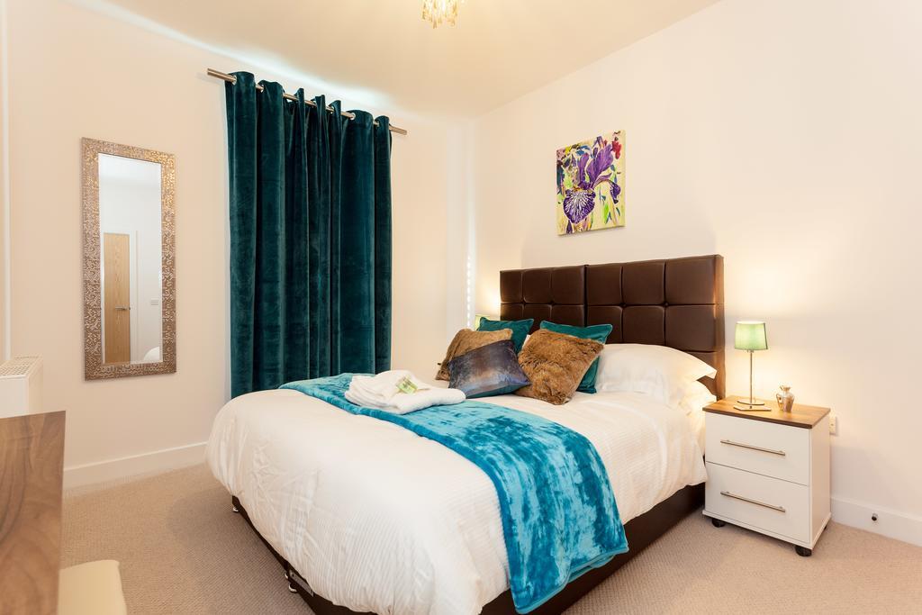 Self-Contained Town Centre One Bedroom Apartments By Helmswood Serviced Apartments Redhill  Exterior photo