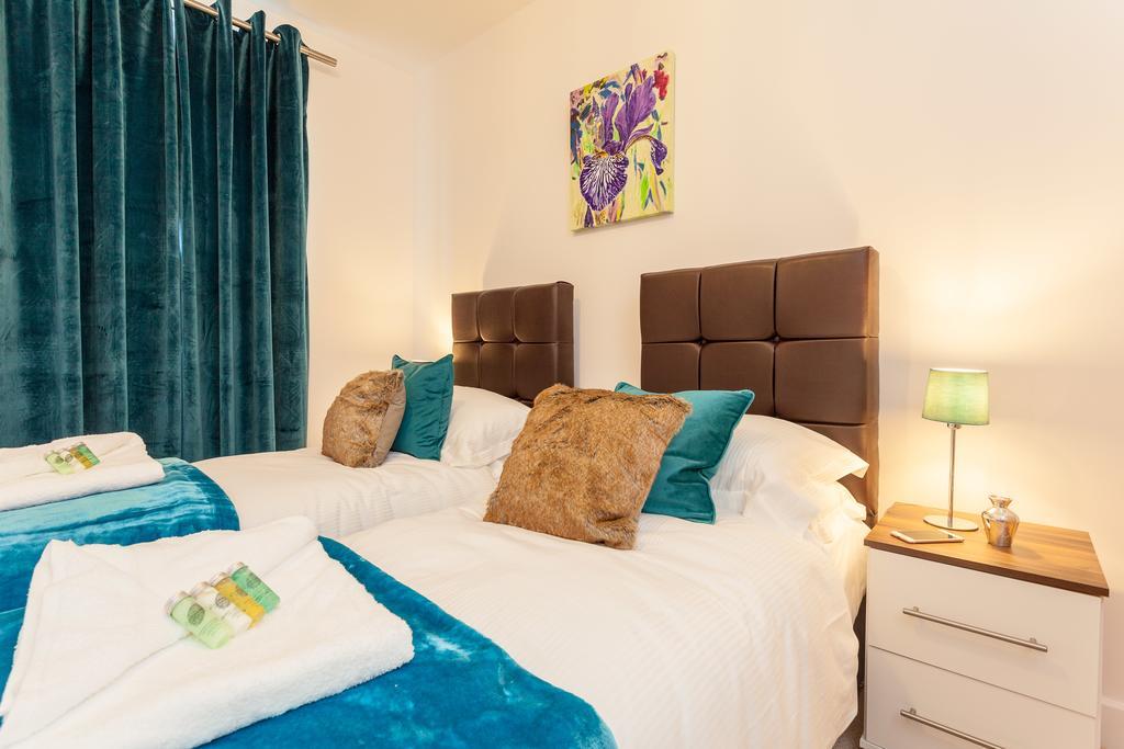 Self-Contained Town Centre One Bedroom Apartments By Helmswood Serviced Apartments Redhill  Exterior photo