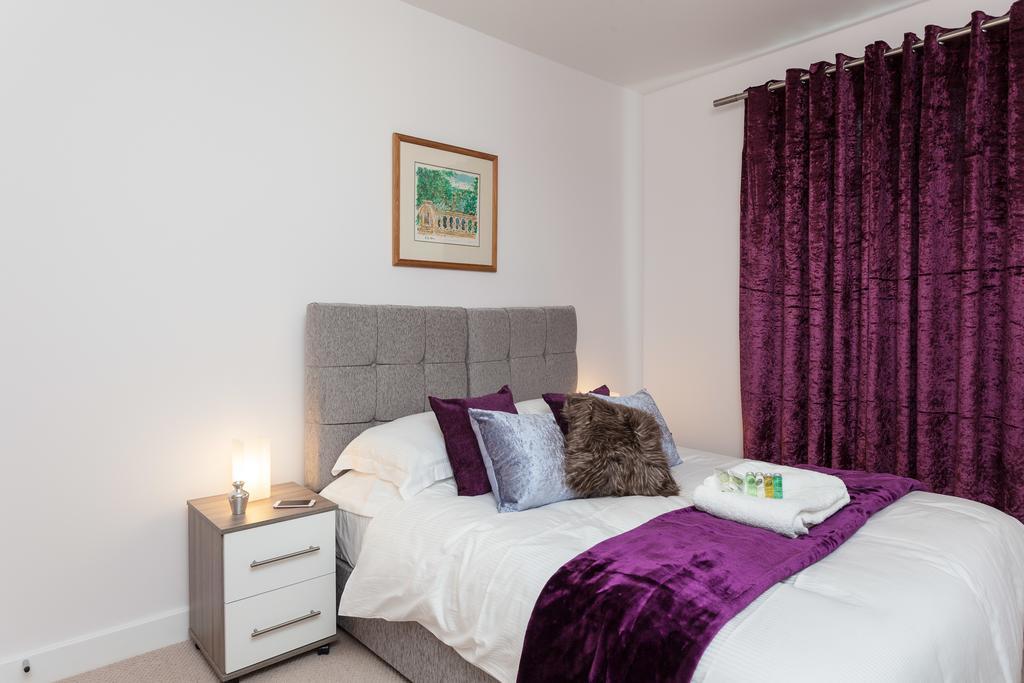 Self-Contained Town Centre One Bedroom Apartments By Helmswood Serviced Apartments Redhill  Exterior photo
