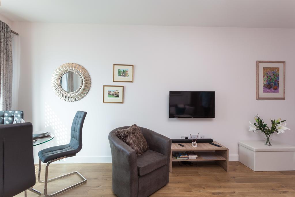 Self-Contained Town Centre One Bedroom Apartments By Helmswood Serviced Apartments Redhill  Exterior photo