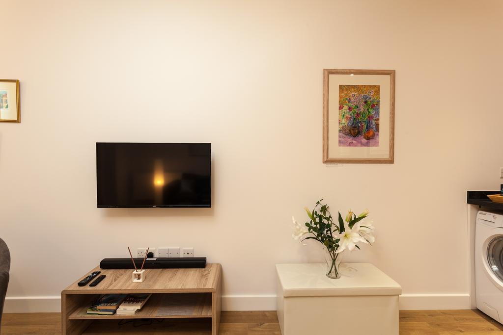 Self-Contained Town Centre One Bedroom Apartments By Helmswood Serviced Apartments Redhill  Exterior photo
