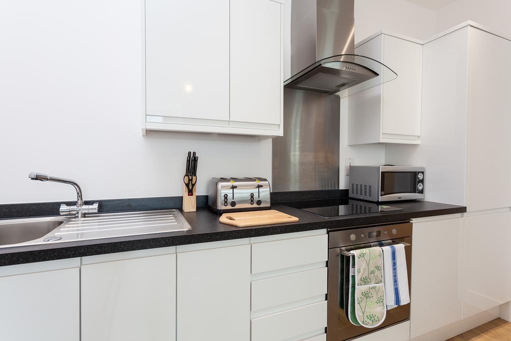 Self-Contained Town Centre One Bedroom Apartments By Helmswood Serviced Apartments Redhill  Exterior photo