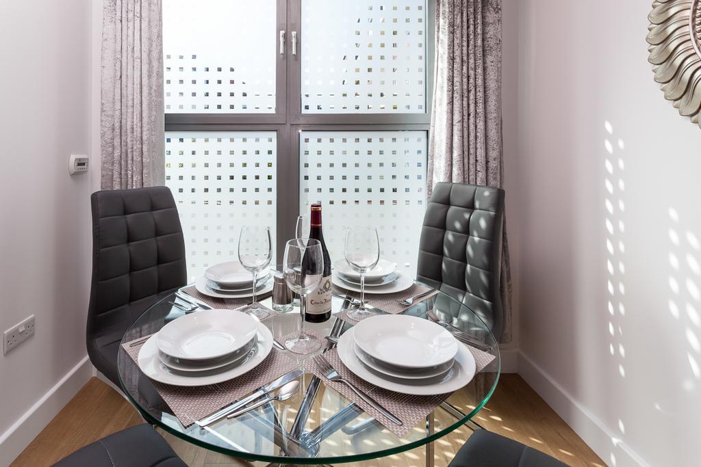 Self-Contained Town Centre One Bedroom Apartments By Helmswood Serviced Apartments Redhill  Exterior photo