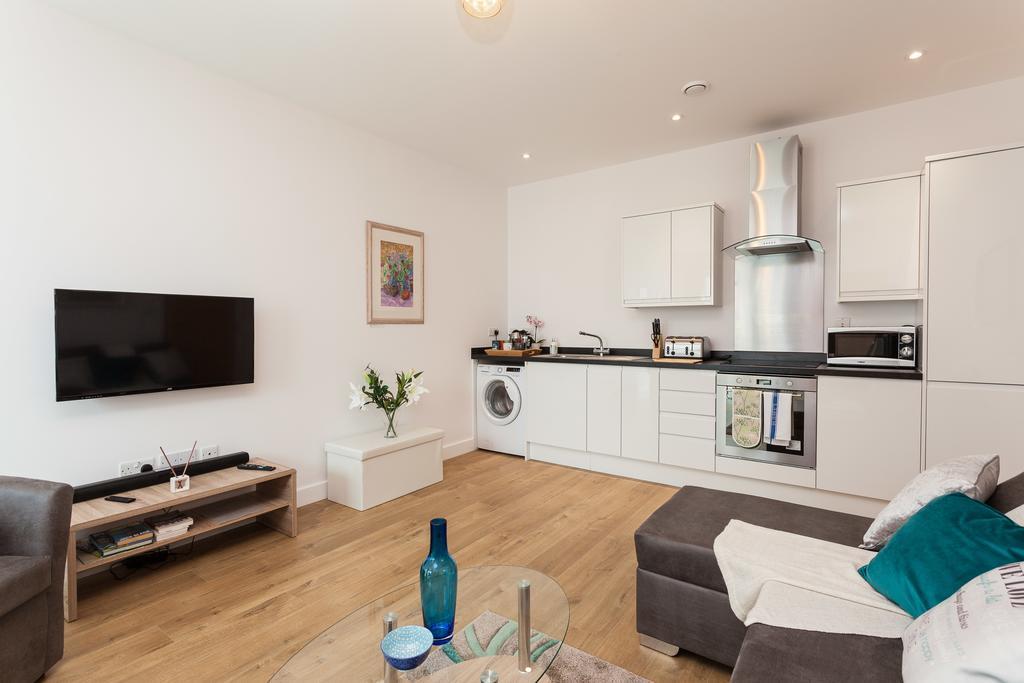 Self-Contained Town Centre One Bedroom Apartments By Helmswood Serviced Apartments Redhill  Exterior photo