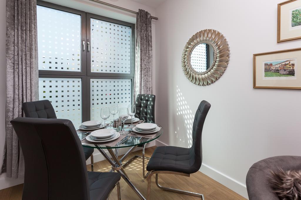 Self-Contained Town Centre One Bedroom Apartments By Helmswood Serviced Apartments Redhill  Exterior photo