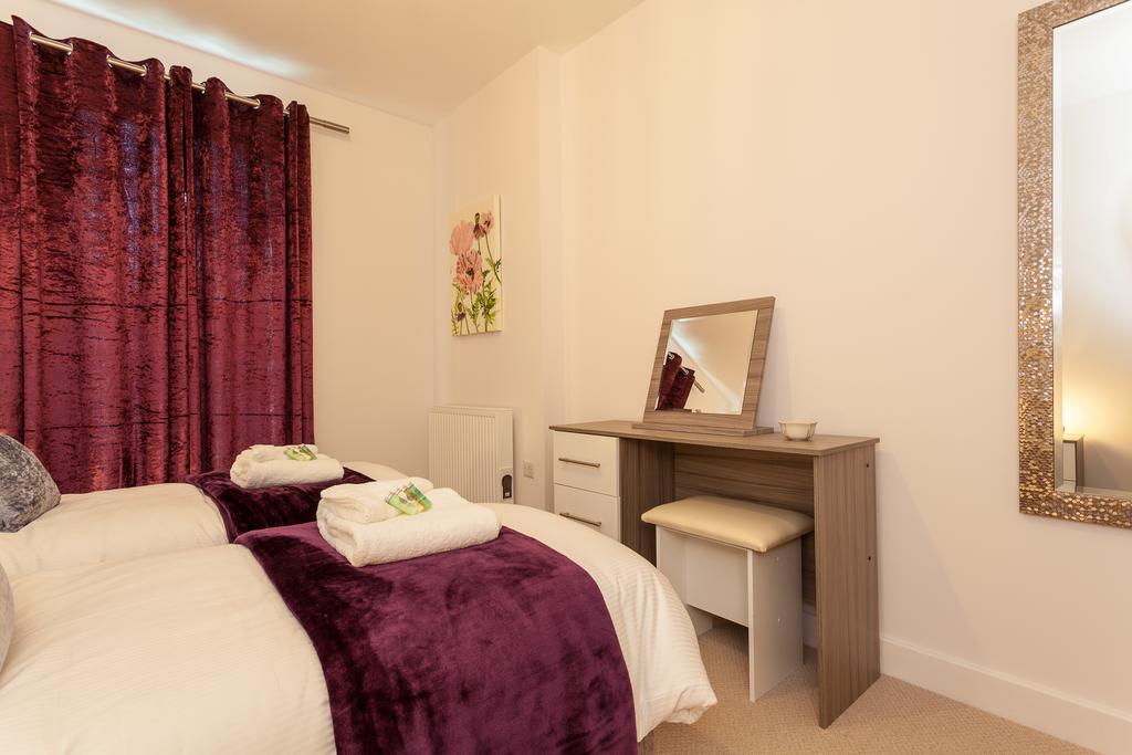 Self-Contained Town Centre One Bedroom Apartments By Helmswood Serviced Apartments Redhill  Exterior photo