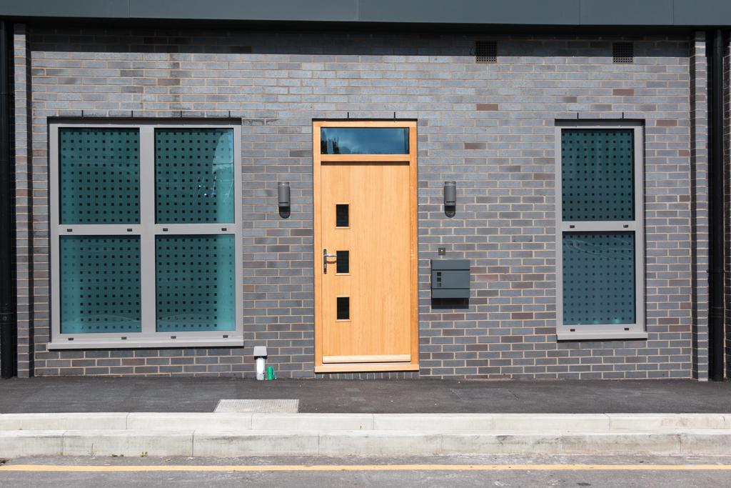 Self-Contained Town Centre One Bedroom Apartments By Helmswood Serviced Apartments Redhill  Exterior photo