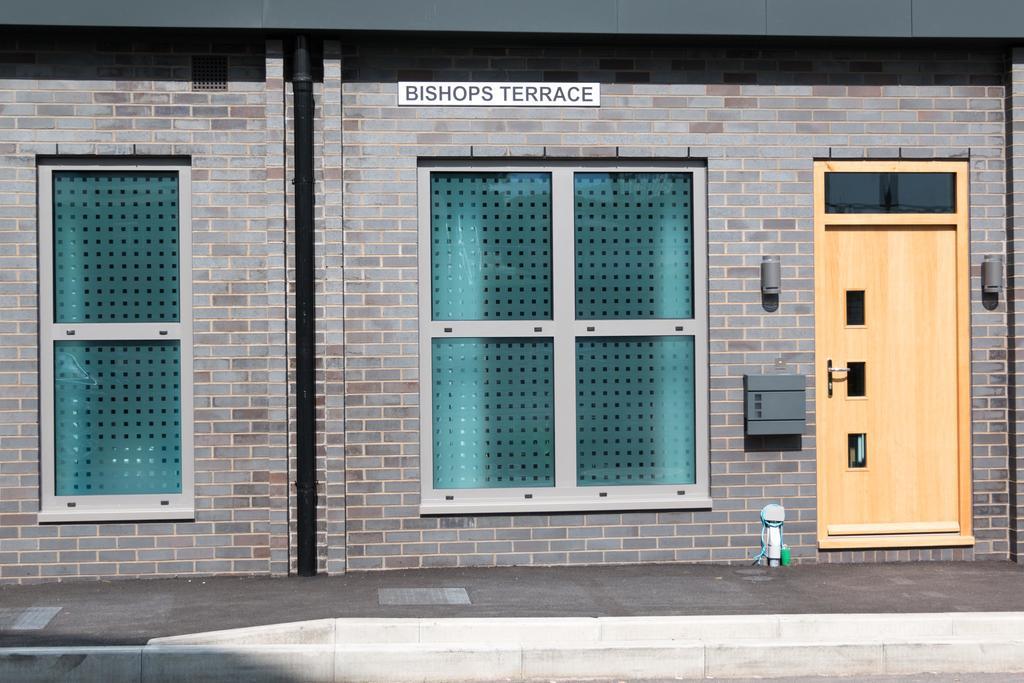 Self-Contained Town Centre One Bedroom Apartments By Helmswood Serviced Apartments Redhill  Exterior photo