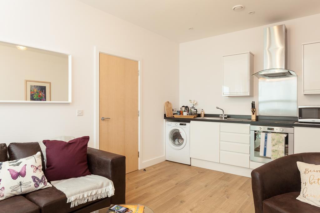 Self-Contained Town Centre One Bedroom Apartments By Helmswood Serviced Apartments Redhill  Exterior photo
