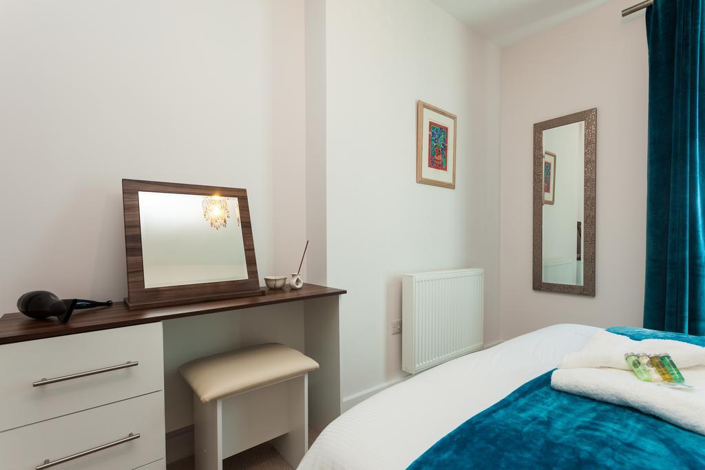Self-Contained Town Centre One Bedroom Apartments By Helmswood Serviced Apartments Redhill  Exterior photo