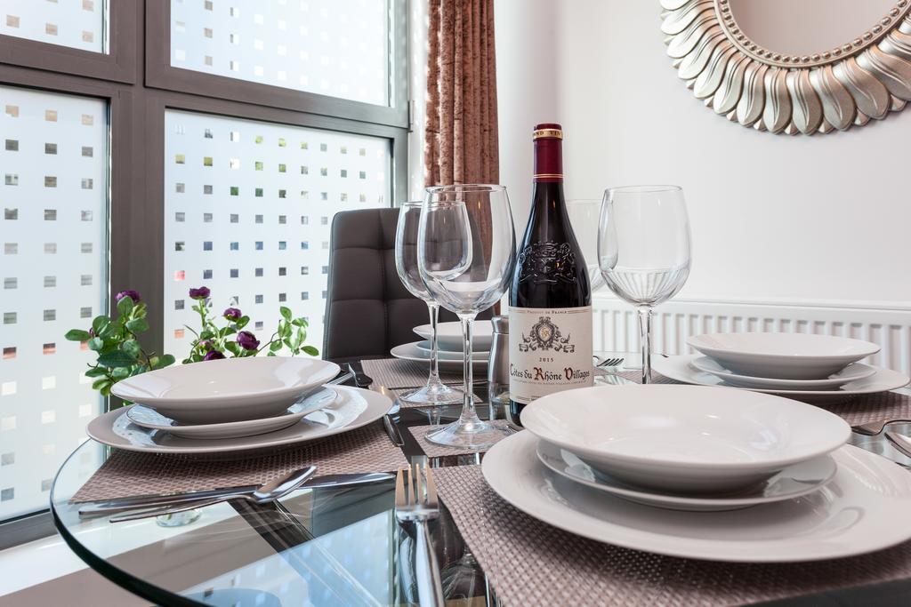 Self-Contained Town Centre One Bedroom Apartments By Helmswood Serviced Apartments Redhill  Exterior photo