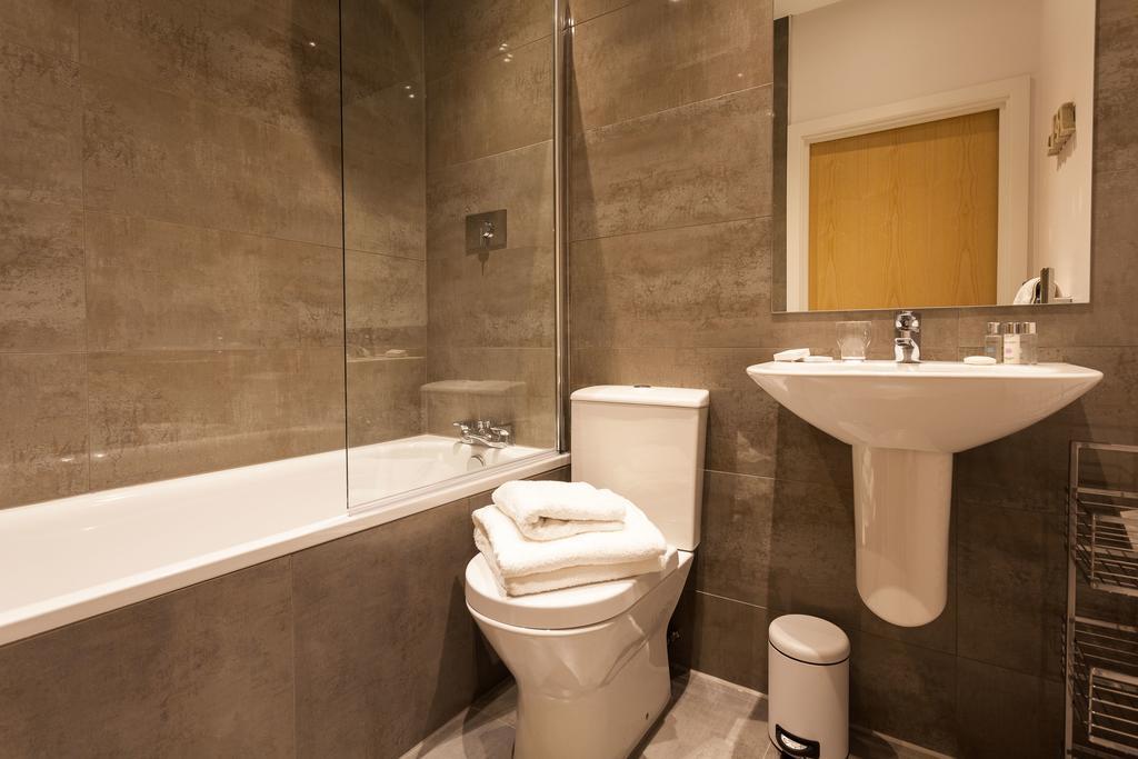 Self-Contained Town Centre One Bedroom Apartments By Helmswood Serviced Apartments Redhill  Exterior photo