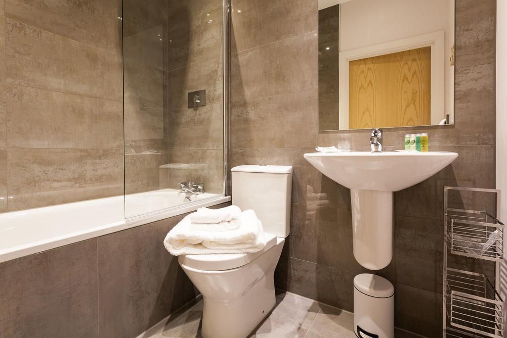 Self-Contained Town Centre One Bedroom Apartments By Helmswood Serviced Apartments Redhill  Exterior photo