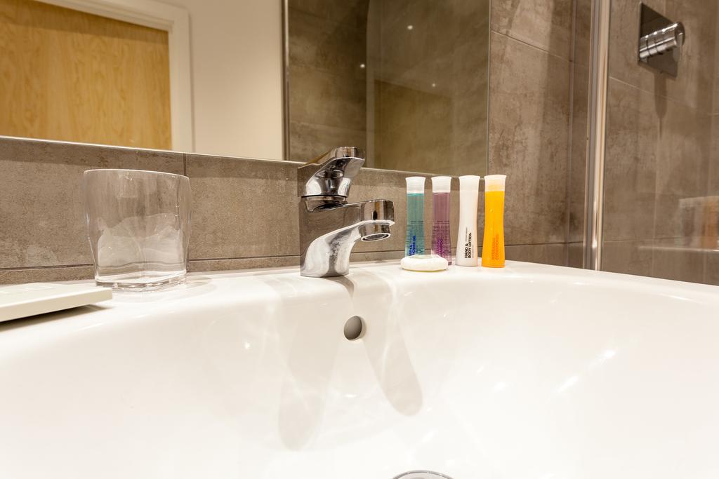 Self-Contained Town Centre One Bedroom Apartments By Helmswood Serviced Apartments Redhill  Exterior photo