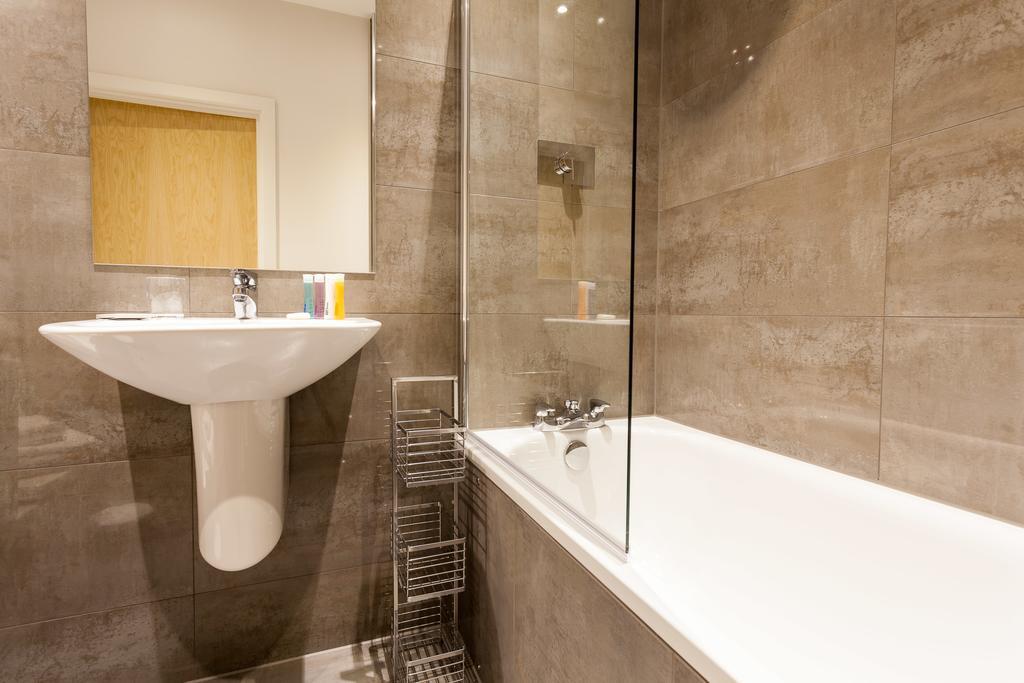 Self-Contained Town Centre One Bedroom Apartments By Helmswood Serviced Apartments Redhill  Exterior photo