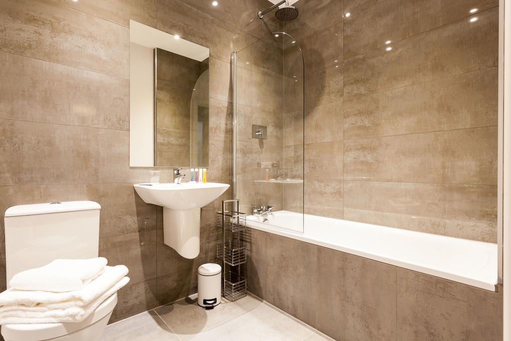 Self-Contained Town Centre One Bedroom Apartments By Helmswood Serviced Apartments Redhill  Exterior photo