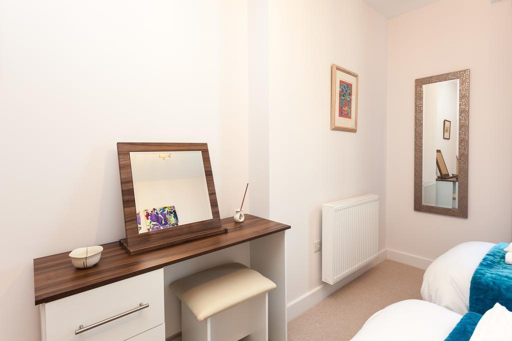 Self-Contained Town Centre One Bedroom Apartments By Helmswood Serviced Apartments Redhill  Exterior photo