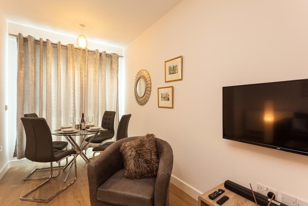 Self-Contained Town Centre One Bedroom Apartments By Helmswood Serviced Apartments Redhill  Exterior photo