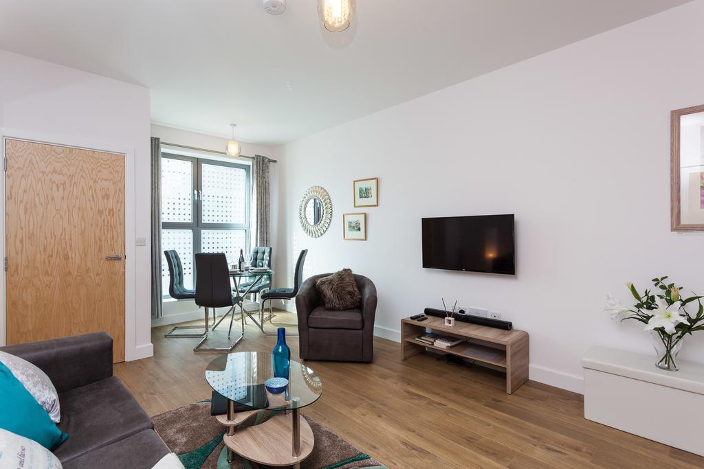 Self-Contained Town Centre One Bedroom Apartments By Helmswood Serviced Apartments Redhill  Exterior photo