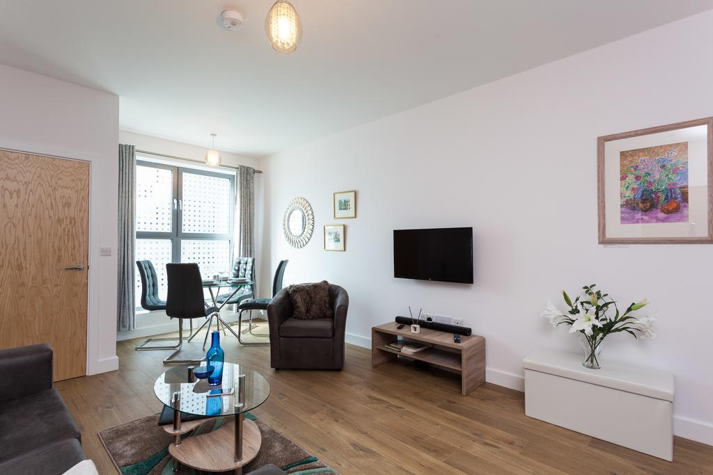 Self-Contained Town Centre One Bedroom Apartments By Helmswood Serviced Apartments Redhill  Exterior photo